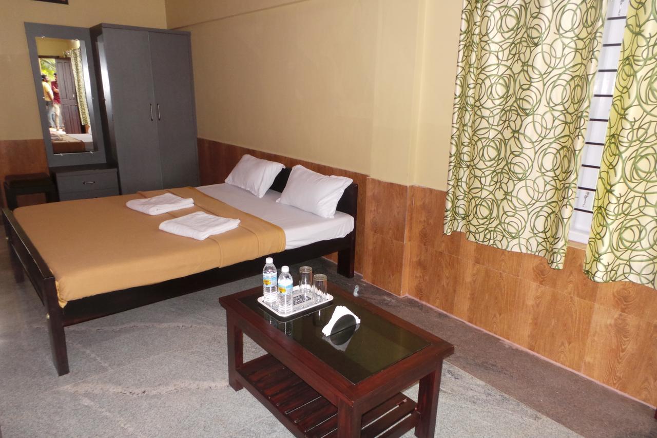 Iroomz Sri Vinayaka Comfort Virajpet Exterior photo
