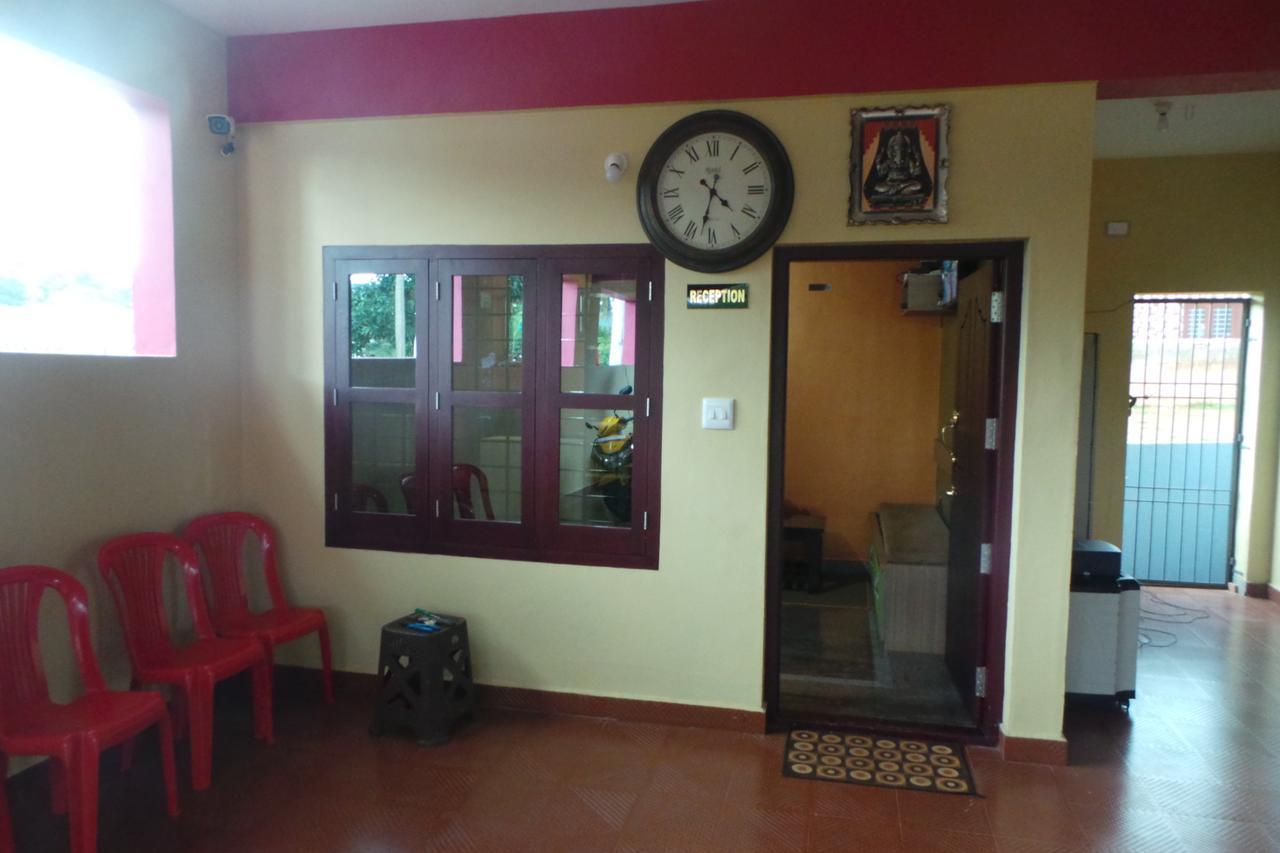 Iroomz Sri Vinayaka Comfort Virajpet Exterior photo