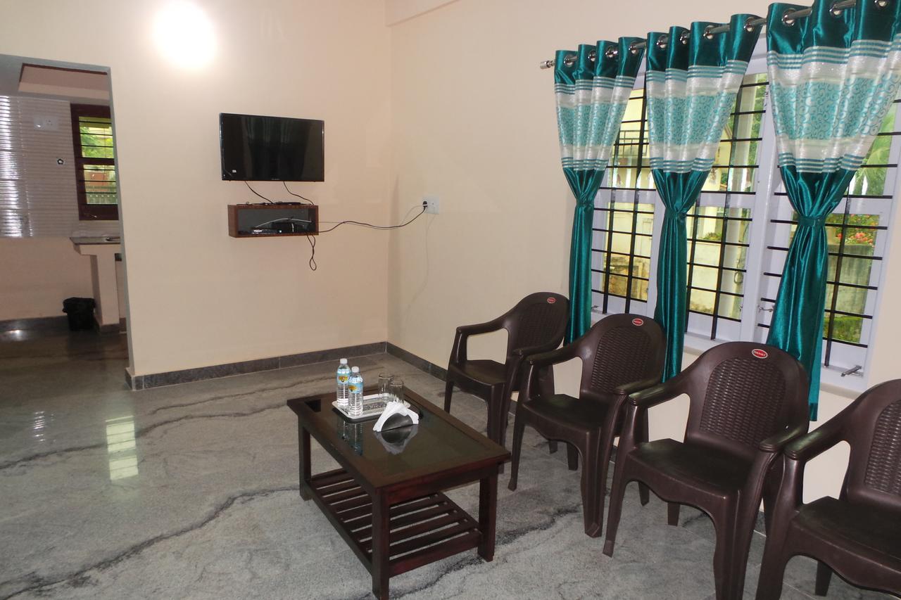 Iroomz Sri Vinayaka Comfort Virajpet Exterior photo