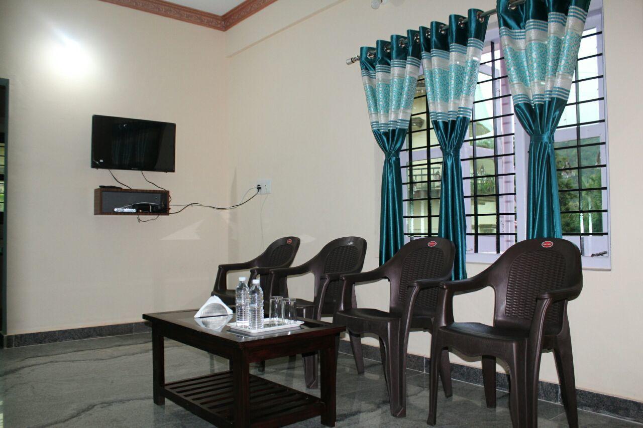 Iroomz Sri Vinayaka Comfort Virajpet Exterior photo
