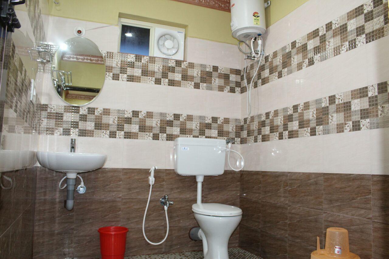 Iroomz Sri Vinayaka Comfort Virajpet Exterior photo