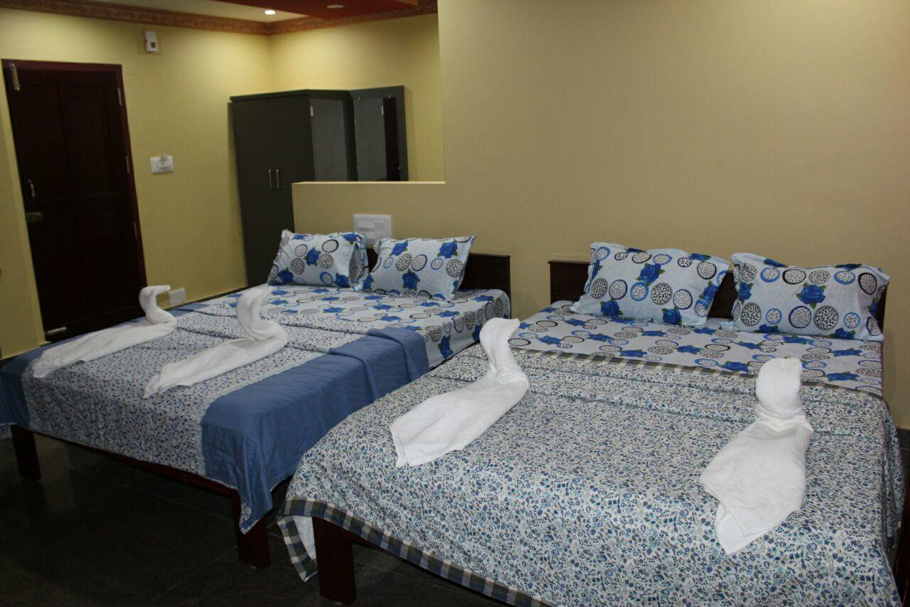 Iroomz Sri Vinayaka Comfort Virajpet Exterior photo