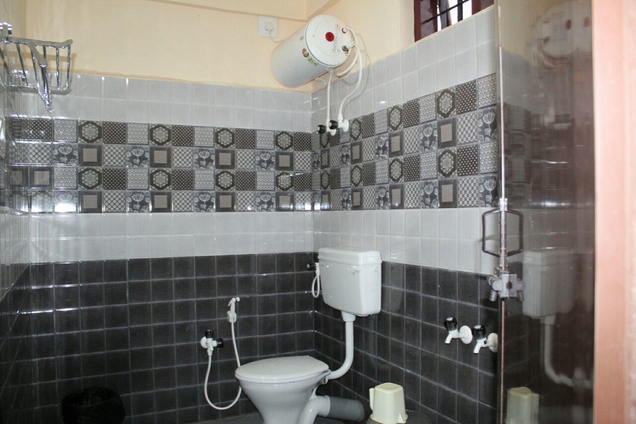 Iroomz Sri Vinayaka Comfort Virajpet Exterior photo