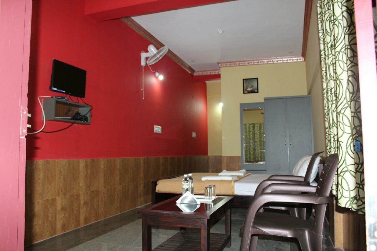 Iroomz Sri Vinayaka Comfort Virajpet Exterior photo